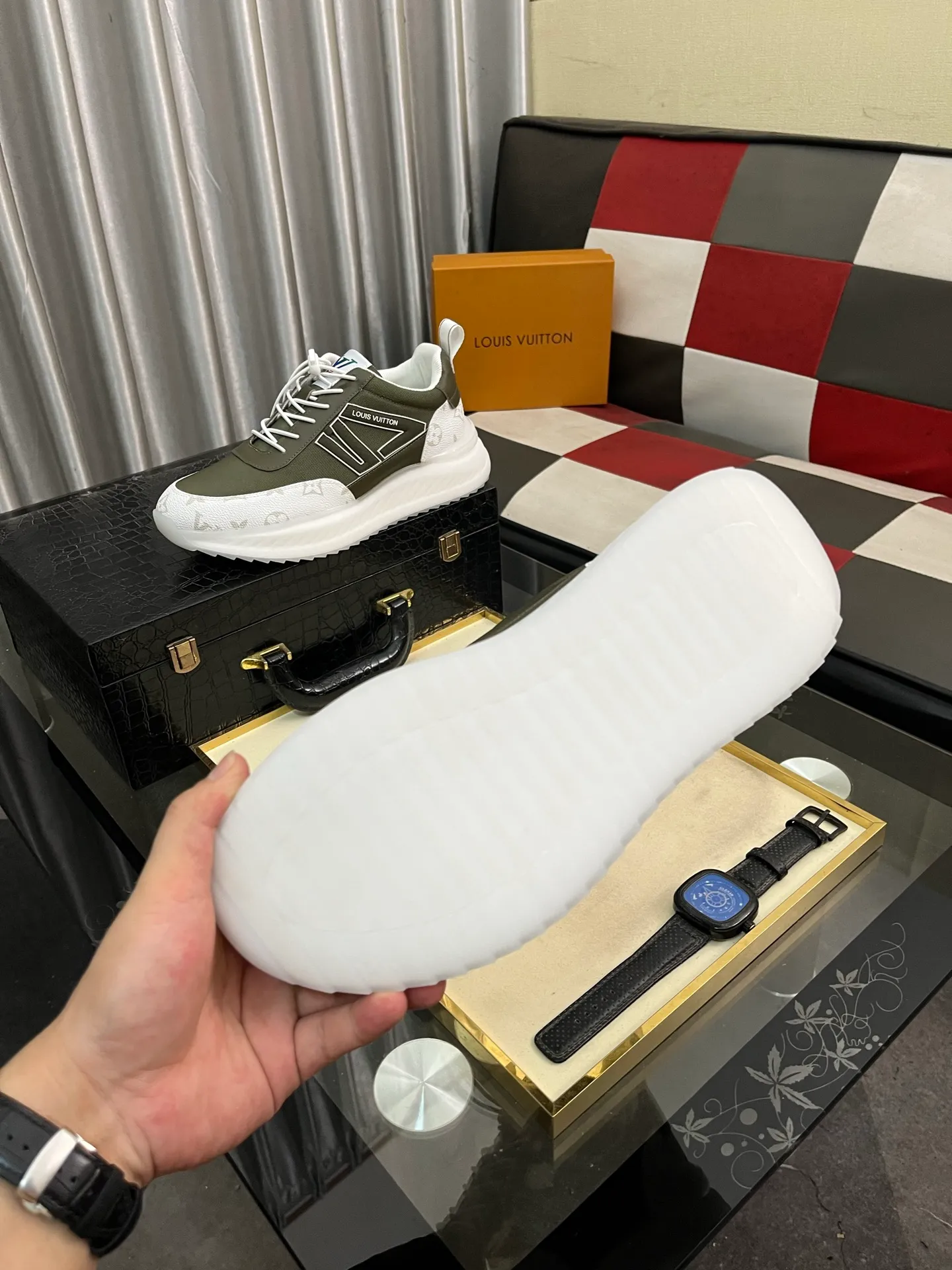 Men's shoes 💰458⌚️⌚️【LOUlS VUlTTON】Louis Vuitton ~ unique and casual style. LV counter purchasing 🏃casual shoes😍😍 are on sale at the men's counter at the same time. Italian imported brands select top-layer Italian cowhide. 🐑Sheepskin lining (refuses to discolor and grind feet) Sole: Original sole specially provided by the original factory 🎬Better in kind Code number: 38-444⃣️Color selection